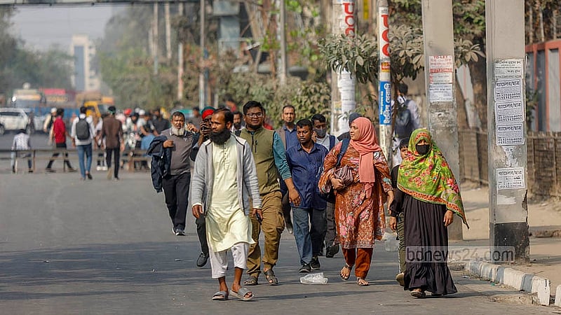 Students from government and private technical institutions, including Dhaka Polytechnic Institute, block a road in Dhaka’s Tejgaon, on Tuesday, Feb 3, 2026, disrupting traffic and causing inconvenience to commuters. Photo: Mahmud Zaman Ovi