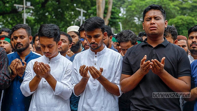 Hasnat Abdullah breaks down in tears during the prayer for two protesters at the Central Shaheed Minar on Sunday, Aug 18, 2024. Photo: Mahmud Zaman Ovi
