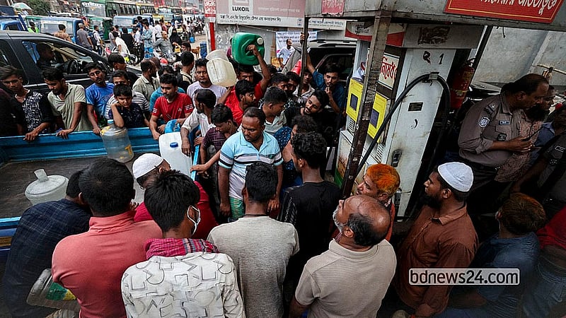 People from nearby buildings gather to buy diesel for generators at a filling station in Dhaka’s Uttar Badda on Wednesday, Apr 15, 2026.