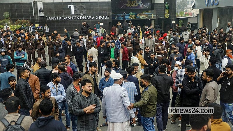 Mobile handset traders stage sit-in outside Bashundhara City Shopping Complex on Sunday morning, Jan 04, 2026, demanding cancellation of NEIR. Photo: Abdullah al Momin