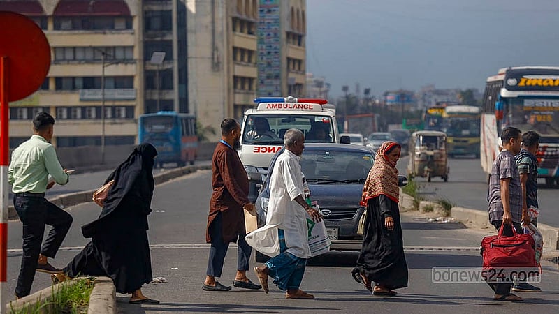 Many pedestrians cross the road on the BRT Flyover, risking their lives amid the speeding traffic. Photo: Mahmud Zaman Ovi