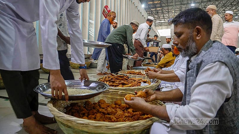 Preparations for Iftar are ongoing for worshippers at the Baitul Mukarram National Mosque in Dhaka on Monday, Feb 23, 2026. Photo: Mahmud Zaman Ovi