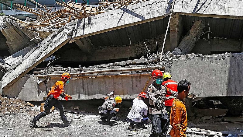 Search and rescue operations search for victims in the rubble of a collapsed building after a hall collapsed while students were praying at the Al-Khoziny Islamic boarding school, in Sidoarjo, East Java province, Indonesia, October 1, 2025. REUTERS