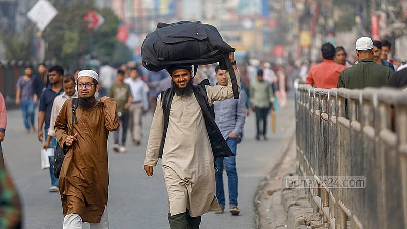With mobile phone traders blocking the road outside Jamuna Future Park on Tuesday, Dec 2, 2025, commuters are forced to walk to their destinations. Photo: Mahmud Zaman Ovi