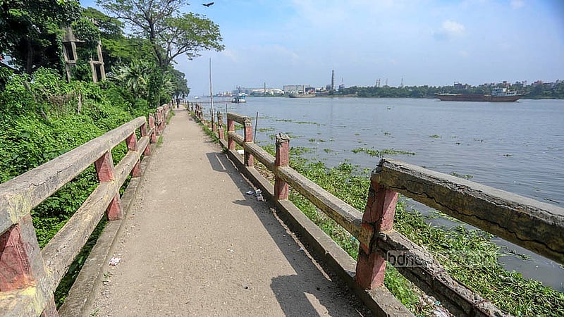 Many parts of the pathway’s protective barrier, stretching from the Shyampur Eco Park to the oil mill along the Buriganga River, are broken. Photo: Abdullah al Momin