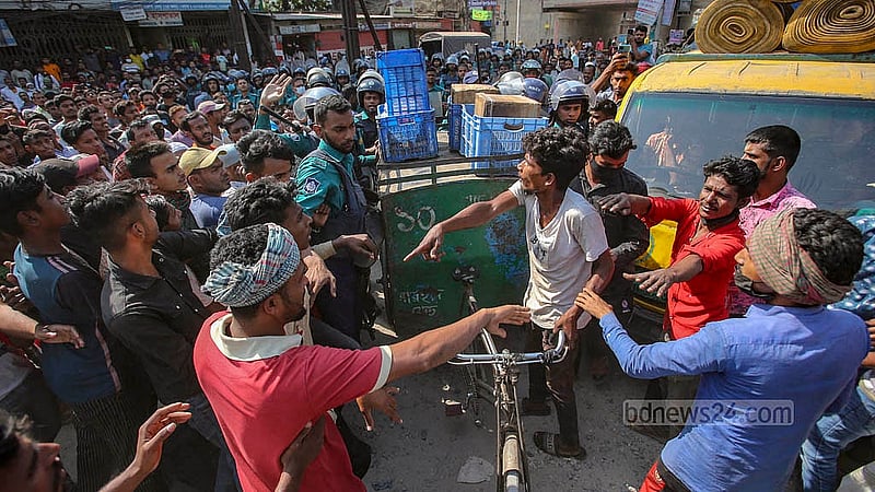 Battery-run rickshaw drivers protest by blocking roads in Dhaka’s Dayaganj on Wednesday, Nov 20, 2024. No vehicles were allowed to operate on the roads at that time. Photo: Abdullah al Momin