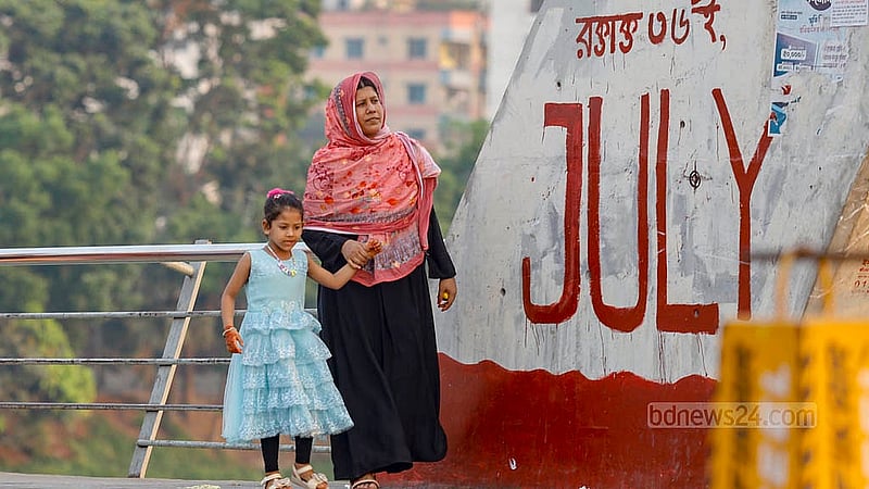 The ambience in Hatirjheel on the third day of Eid is different from the bustling festivities of Eid day itself. Visitors arrive in steady numbers, embracing a more relaxed outing on Wednesday, Apr 2, 2025. Photo: Mahmud Zaman Ovi