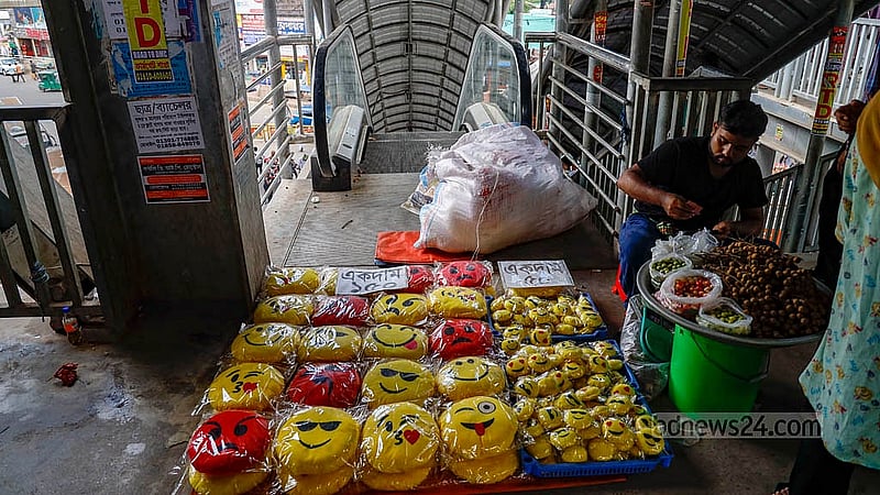 Escalators were not installed when the Farmgate footbridge was inaugurated, with an explanation that they would be added later. Although the installation was eventually completed, the escalators have remained non-functional for months. Photo: Mahmud Zaman Ovi