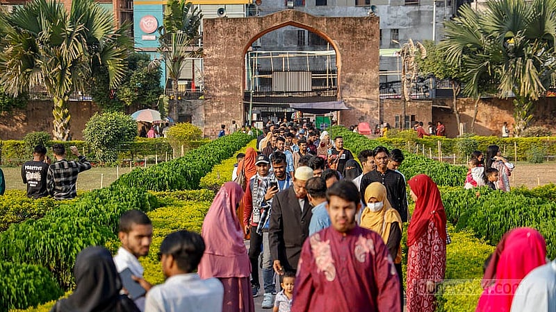 Visitors pack the main gate of Lalbagh Fort around midday on Friday, Dec 12, 2025. Photo: Mahmud Zaman Ovi