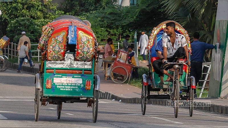 Rickshaws were banned from moving around in Dhaka’s Hatirjheel even a few months ago. Now, battery-powered rickshaws are plying on the streets every day, taking advantage of the declining law and order on the roads of Dhaka City. Photo: Mahmud Zaman Ovi