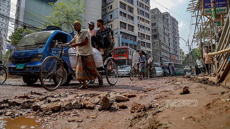 Installation of underground electricity cables and WASA pipelines is under way along the road from Shapla Chattar in Dhaka’s Motijheel to the Ittefaq intersection in Tikatuli. This construction has worsened the road's condition. Photo: Mahmud Zaman Ovi