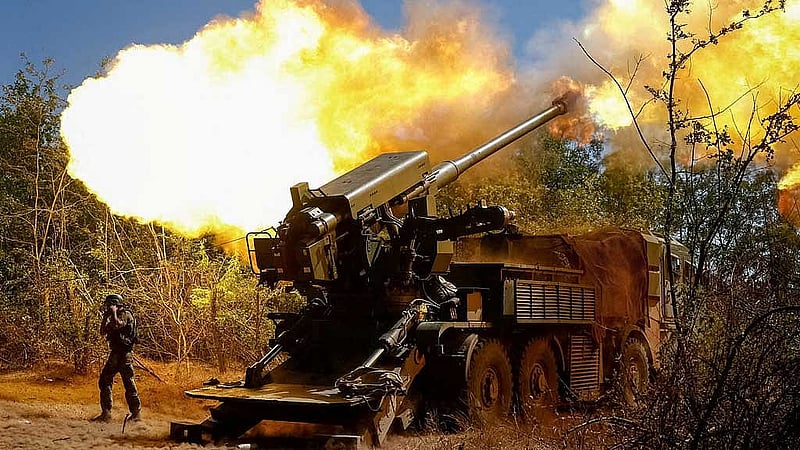 A service member of the 44th Separate Artillery Brigade of the Ukrainian Armed Forces fires a 2S22 Bohdana self-propelled howitzer towards Russian troops near a front line, amid Russia's attack on Ukraine, in Zaporizhzhia region, Ukraine Aug 20, 2025. REUTERS 