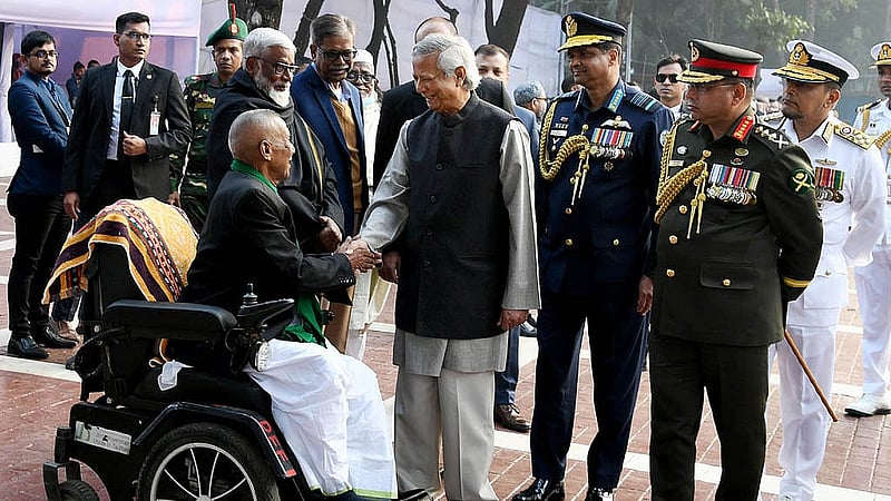 Chief Advisor Muhammad Yunus interacts with war-injured freedom fighters at the Martyred Intellectuals Memorial in Mirpur on Saturday, Dec 14, 2024. Photo: PID