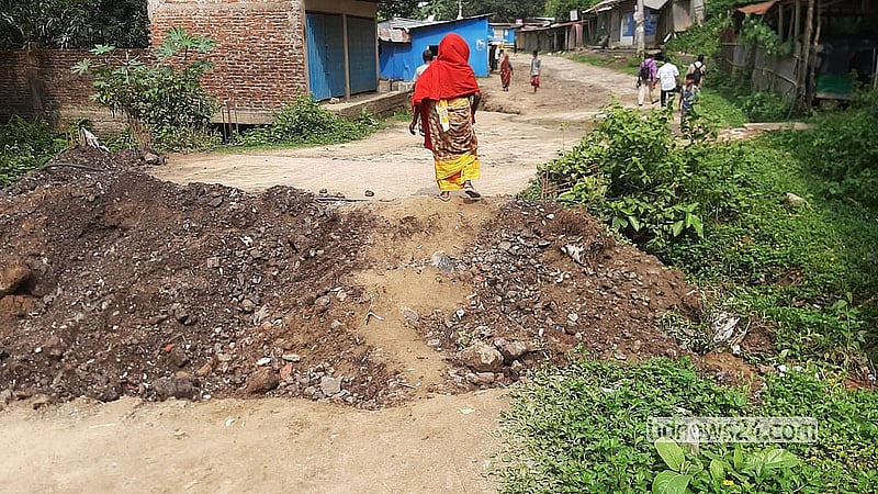 Roads were dug up at several points in Jungle Salimpur’s Alinagar to create barriers and obstruct law-enforcing agencies’ operations.  Photo: Suman Babu