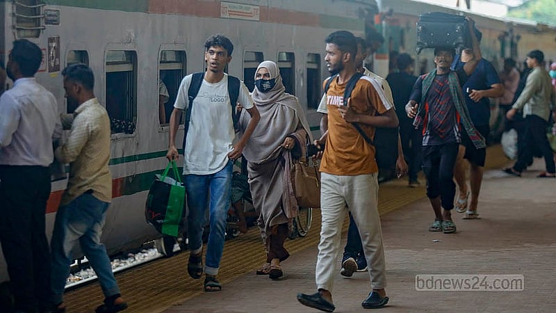 On the third day of the advance ticket Eid travels, many broke into a sprint to board the train when it departed from the capital’s Kamalapur station on Monday, Jun 2, 2025. Photo: Mahmud Zaman Ovi