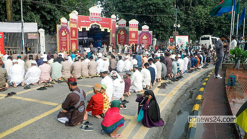 Many people unable to find space on the National Eidgah grounds and eventually prayed on the streets nearby. Photo: Abdullah Al Momin