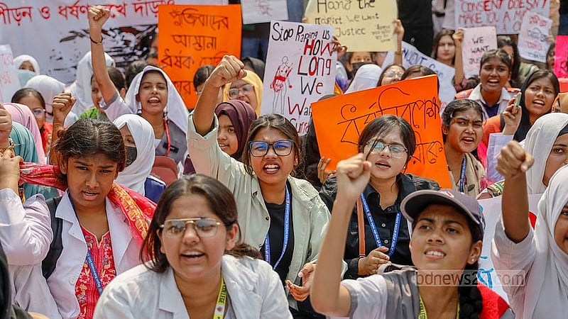 Students from different colleges hold a “dawn-to-dusk” demonstration in front of the National Museum in Dhaka on Tuesday, Mar 11, 2025 to demand speedy trials for rape cases. Photo: Mahmud Zaman Ovi
