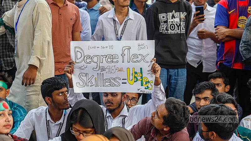 A technical student holds a placard bearing protest slogans during a demonstration at Saat Rasta of Dhaka’s Tejgaon on Tuesday, Feb 3, 2026. Photo: Mahmud Zaman Ovi