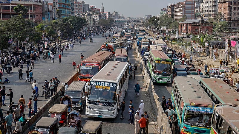 Protesters in Shonir Akhra block the Dhaka-Chattogram Highway on Monday, Dec 8, 2025 over demands related to gas supply and causing severe traffic bottleneck. Photo: Mahmud Zaman Ovi