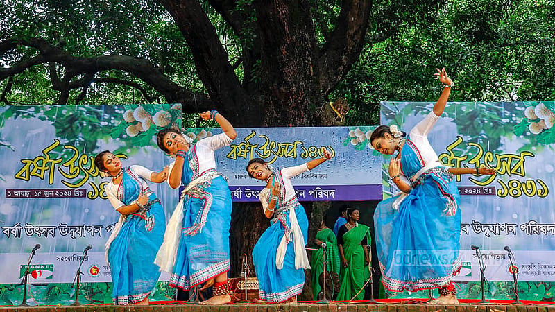 Dancers perform at a Borsha Uthshob event at Bakultola on the Dhaka University Faculty of Fine Arts premises to commemorate the start of the rainy season on the first day of Asharh, Saturday, Jun 15, 2024. Photo: Mahmud Zaman Ovi