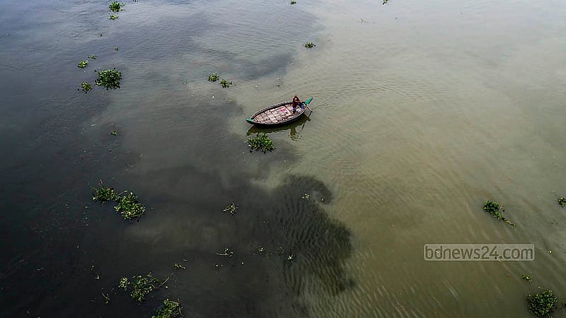 The new monsoon water and the old polluted water in the Shitalakhya refuse to mix, resulting in a visible contrast between the two. Photographed from Sultana Kamal Bridge, Demra. Photo: Mahmud Zaman Ov