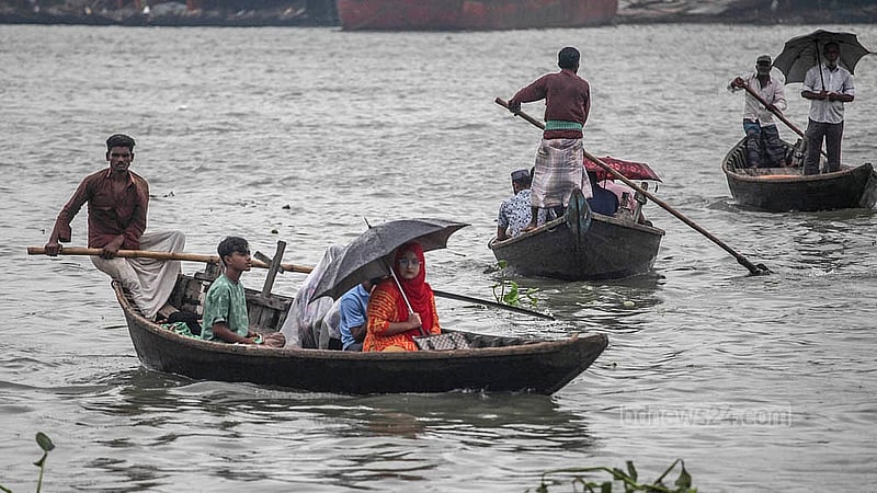 Boatmen ferry passengers across the clear Buriganga waters from the rain on Saturday, Aug 23, 2025. However, when the water recedes, boat traffic is disrupted due to poor navigability and the presence of hyacinths. Photo: Abdullah Al Momin