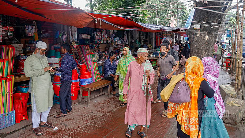 Various makeshift shops have been set up on the footpath in front of Shaheed Suhrawardy Medical College in Dhaka. The shops range from food stalls to those selling necessary goods for patients. Photo: Mahmud Zaman Ovi