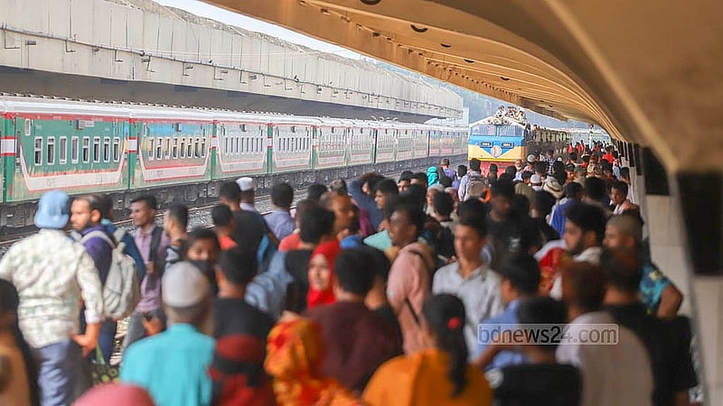 Trains are arriving at Dhaka’s Kamalapur Station several hours behind schedule. Passengers are seen waiting on the platforms after hearing the announcements over the loudspeakers. Photo: Abdullah al Momin