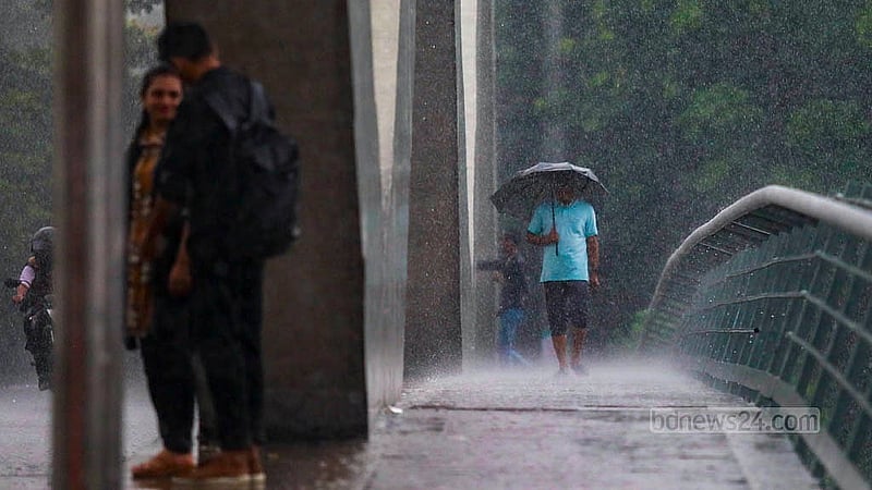 People walk to their destinations carrying umbrellas amid the downpour in Dhaka's Hatirjheel on Thursday, Sept 26, 2024.Photo: Mahmud Zaman Ovi
