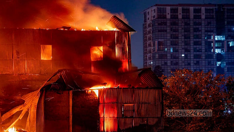 A fire broke out on Tuesday, Nov 25, 2025, in the Korail slum of Dhaka’s Mohakhali. Photo: Mahmud Zaman Ovi