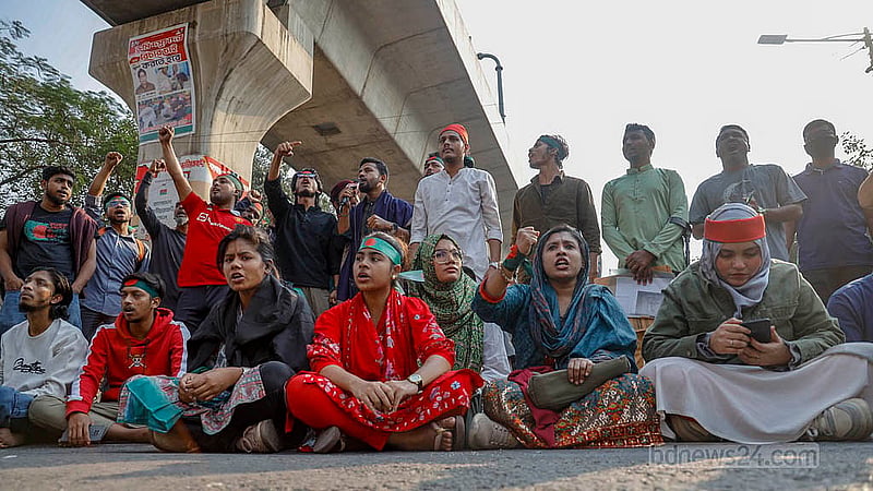 Chhatra Shakti activists sit on the road at the Shahbagh intersection on Monday, Dec 15, 2025, shouting slogans demanding the resignation Home Advisor Jahangir Alam Chowdhury. Photo: Mahmud Zaman Ovi