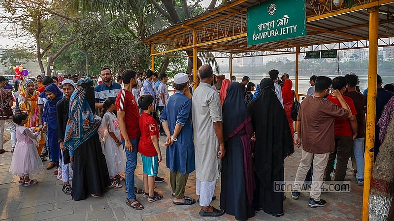 Eager visitors line up to board water taxis, one of Hatirjheel’s main attractions on the third day of Eid. Photo: Mahmud Zaman Ovi