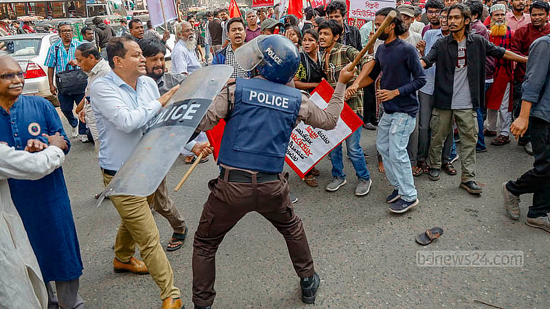 To stop the Left Democratic Alliance's protest march, carried out with slogans, banners, and placards against the handover of port operation responsibilities to foreign operators, police used batons on several individuals. Photo: Mahmud Zaman Ovi