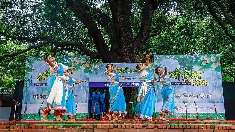 Dancers perform at a Borsha Uthshob event at Bakultola on the Dhaka University Faculty of Fine Arts premises to commemorate the start of the rainy season on the first day of Asharh, Saturday, Jun 15, 2024. Photo: Mahmud Zaman Ovi