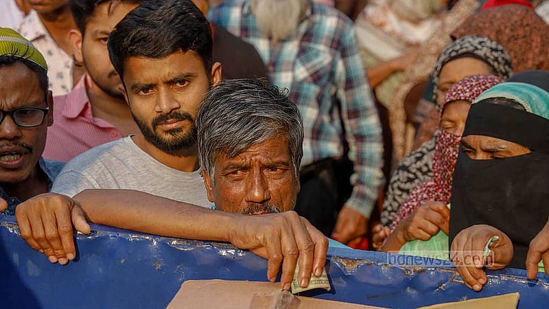 After waiting for a long time in the queue, a buyer finally reaches the Trading Corporation of Bangladesh (TCB) truck and purchases sugar, lentils, soybean oil, chickpeas, and dates before Ramadan on Wednesday, Feb 18, 2026. Photo: Mahmud Zaman Ovi