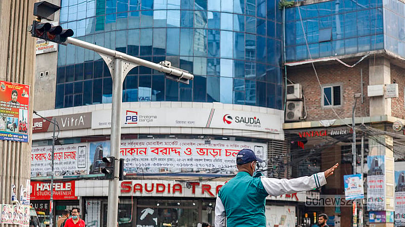 A new traffic signal light is turned off at the Bangla Motor intersection in Dhaka. Cars instead move according to the signals of the traffic police. Photo: Mahmud Zaman Ovi