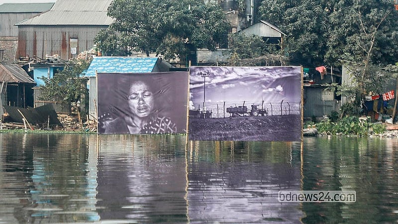 Photographer Parvez Ahmed Rony’s solo exhibition Border That Bleeds at the lake beside the Korail slums in Mohakhali, marking Felani Day and protesting border killings. Photo: Abdullah Al Momin
