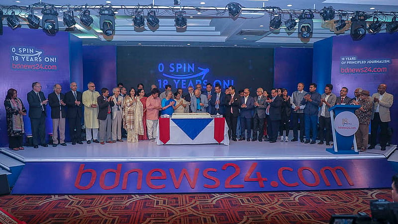 Chief Editor Toufique Imrose Khalidi and veteran journalist Shafik Rehman cut the cake with dignitaries from different sectors at an event to celebrate the 18th anniversary of bdnews24.com on Tuesday, Nov 19, 2024, at the Grand Ballroom of the Radisson Blu Dhaka Water Garden.