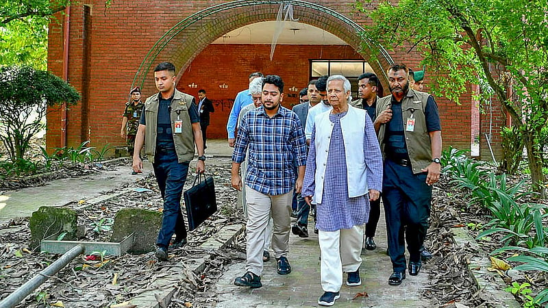 Chief Advisor Muhammad Yunus takes a tour of the open area outside Ganabhaban with advisors. Photo: PID