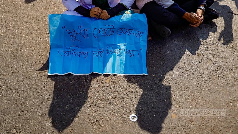 Postgraduate trainee doctors holding placards took position at Dhaka’s Shahbagh intersection on Sunday, Dec 22, 2024 after blocking the area to demand a doubling of their monthly allowance. Photo: Mahmud Zaman Ovi
