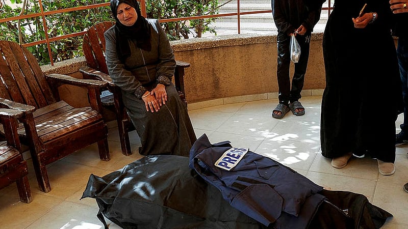 The mother of Palestinian journalist Islam Maqdad, who was killed in an Israeli strike, reacts next to her body at Nasser hospital, in Khan Younis, in the southern Gaza Strip, April 6, 2025. Photo: Reuters