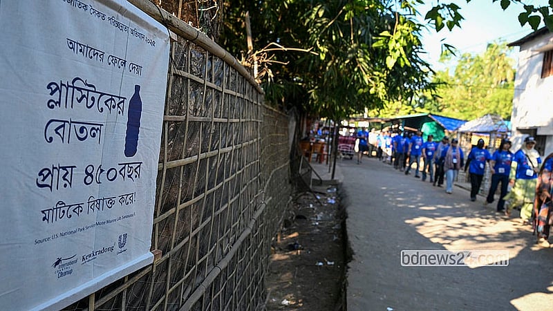 On the 40th International Coastal Cleanup Day, festoons made of cotton cloth and wood were hung on St Martin’s Island on Friday, Dec 5, 2025, to raise awareness about environmental issues. Photo: Muhammad Mostafigur Rahman