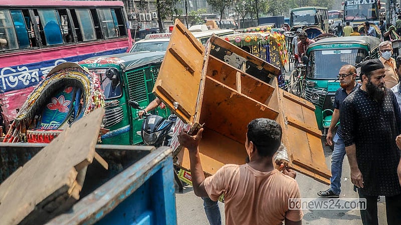 Seized items from illegal pavement shops being loaded onto a police truck on North South Road on Thursday, Apr 2, 2026. Photo: Abdullah al Momin