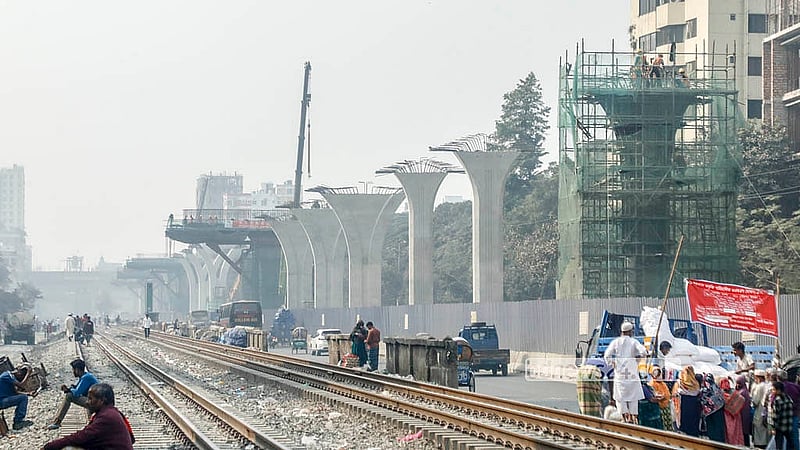 Construction of a pier of the Dhaka Elevated Expressway on the Atish Dipankar Road from Malibagh to Khilgaon is progressing at a rapid pace. Photo: Abdullah Al Momin