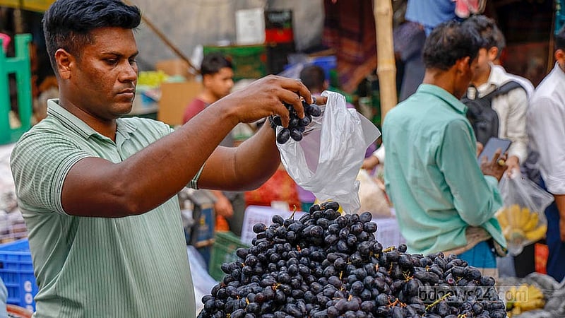 Fruit sellers are selling black grapes at Tk 500 per kg at Dhaka’s Karwan Bazar on Monday, Mar 3, 2025. Photo: Mahmud Zaman Ovi