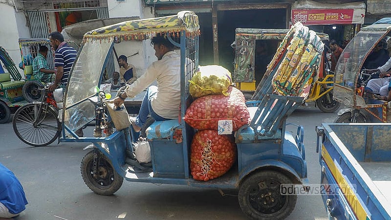 Retailers buying onions from Farashganj, Dhaka’s largest wholesale market. Photo: Abdullah al Momin