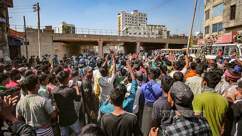 Battery-run rickshaw drivers staged a protest by blocking roads in Dhaka’s Dayaganj on Wednesday, Nov 20, 2024. Photo: Abdullah al Momin