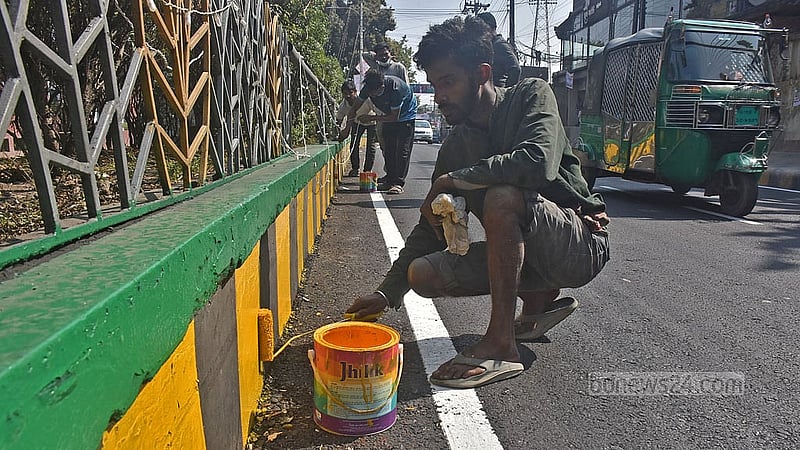 Road dividers at Kazi Deuri are being freshly painted as the city prepares for BNP chief Tarique Rahman’s arrival. Photo: Sumon Babu