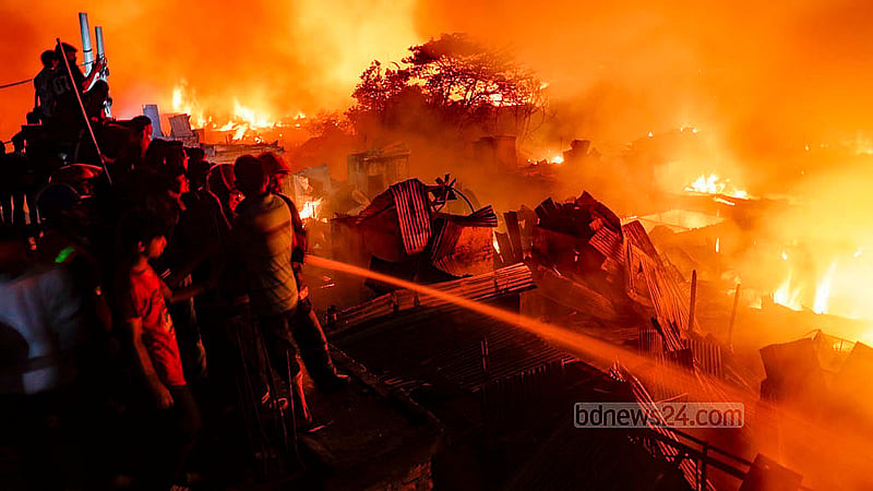 A fire erupted in the Korail slum in Dhaka’s Mohakhali on Tuesday, Nov 25, 2025. Firefighters have struggled to contain the blaze despite the presence of 19 units at the scene. Photo: Mahmud Zaman Ovi