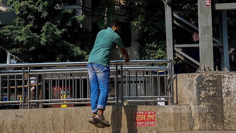 Saat Masjid Road in Dhaka’s Dhanmondi is always full of vehicles, but jaywalkers often avoid the footbridge while crossing the street to save time despite knowing that they may lose their lives or limbs in accidents. Photo: Mahmud Zaman Ovi